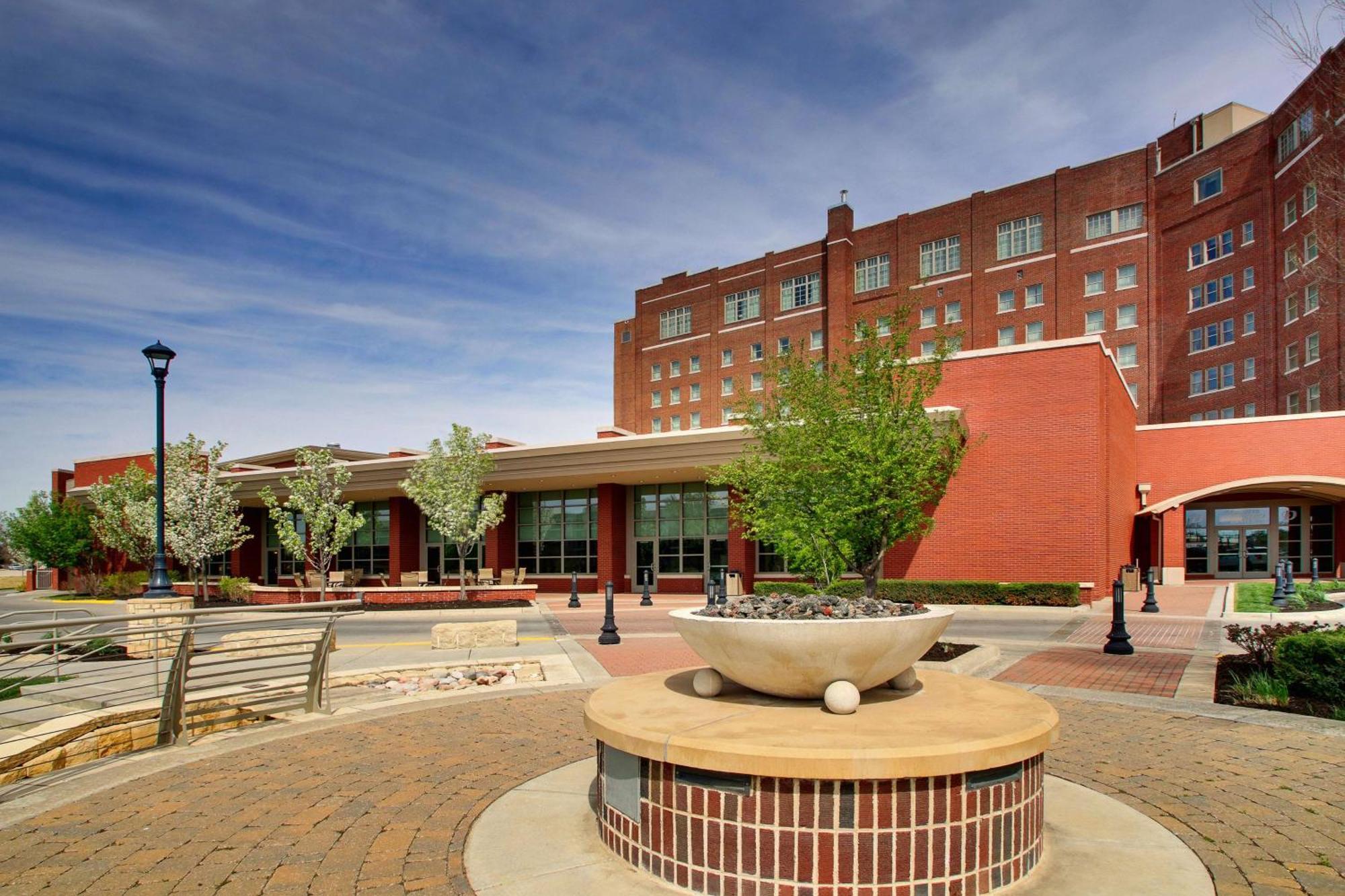 Drury Plaza Hotel Broadview Wichita Exterior photo